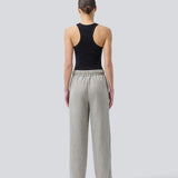 Straight-leg trousers with a tie belt. Popemd pants have an elastic waistband and side pockets. The model is 175 cm and wears a size S/36.