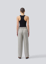 Straight-leg trousers with a tie belt. Popemd pants have an elastic waistband and side pockets. The model is 175 cm and wears a size S/36.