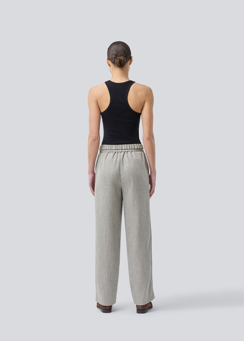 Straight-leg trousers with a tie belt. Popemd pants have an elastic waistband and side pockets. The model is 175 cm and wears a size S/36.