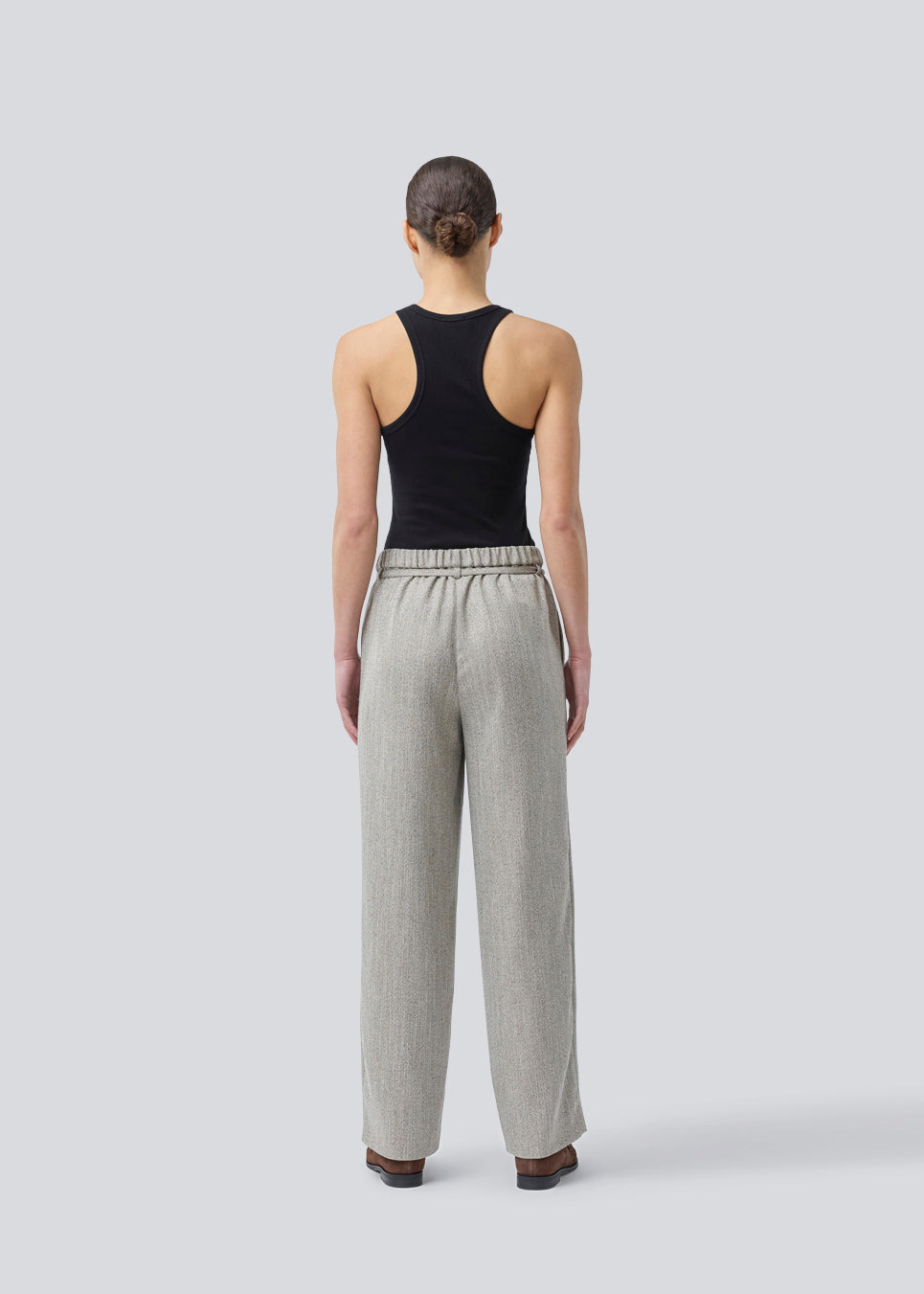 Straight-leg trousers with a tie belt. Popemd pants have an elastic waistband and side pockets. The model is 175 cm and wears a size S/36.