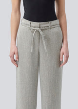 Straight-leg trousers with a tie belt. Popemd pants have an elastic waistband and side pockets. The model is 175 cm and wears a size S/36.