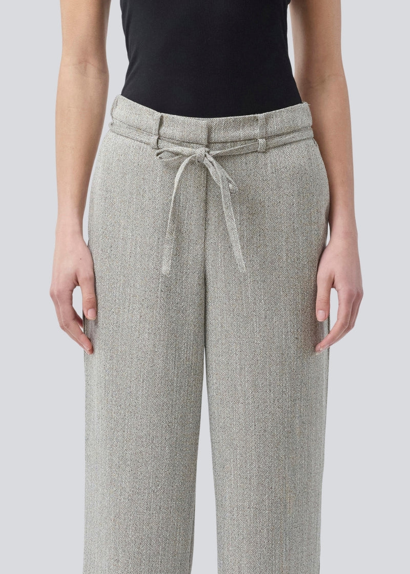 Straight-leg trousers with a tie belt. Popemd pants have an elastic waistband and side pockets. The model is 175 cm and wears a size S/36.