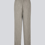 Straight-leg trousers with a tie belt. Popemd pants have an elastic waistband and side pockets. The model is 175 cm and wears a size S/36.