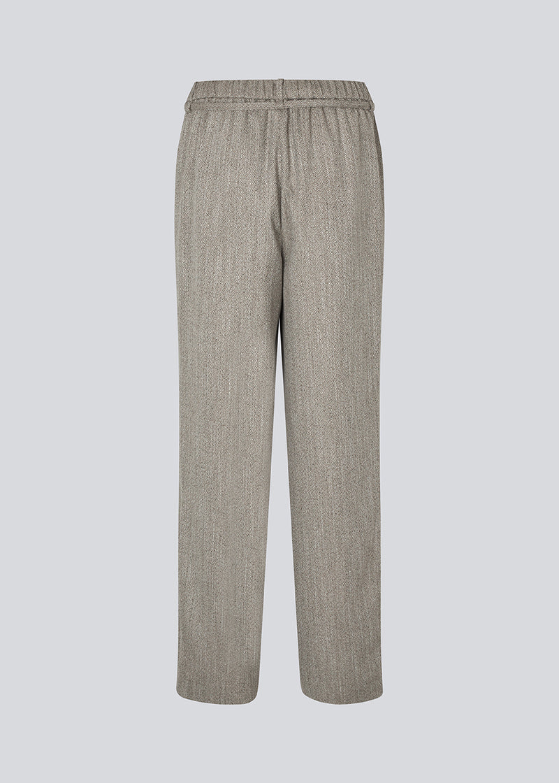 Straight-leg trousers with a tie belt. Popemd pants have an elastic waistband and side pockets. The model is 175 cm and wears a size S/36.
