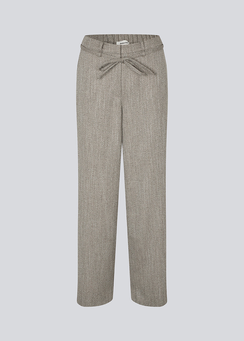 Straight-leg trousers with a tie belt. Popemd pants have an elastic waistband and side pockets. The model is 175 cm and wears a size S/36.