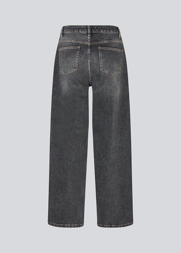 Wide-leg jeans in cotton denim. Poppymd jeans have a washed look, high waist, and front and back pockets. The model is 175 cm and wears a size S/36.