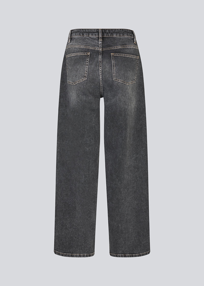 Wide-leg jeans in cotton denim. Poppymd jeans have a washed look, high waist, and front and back pockets. The model is 175 cm and wears a size S/36.