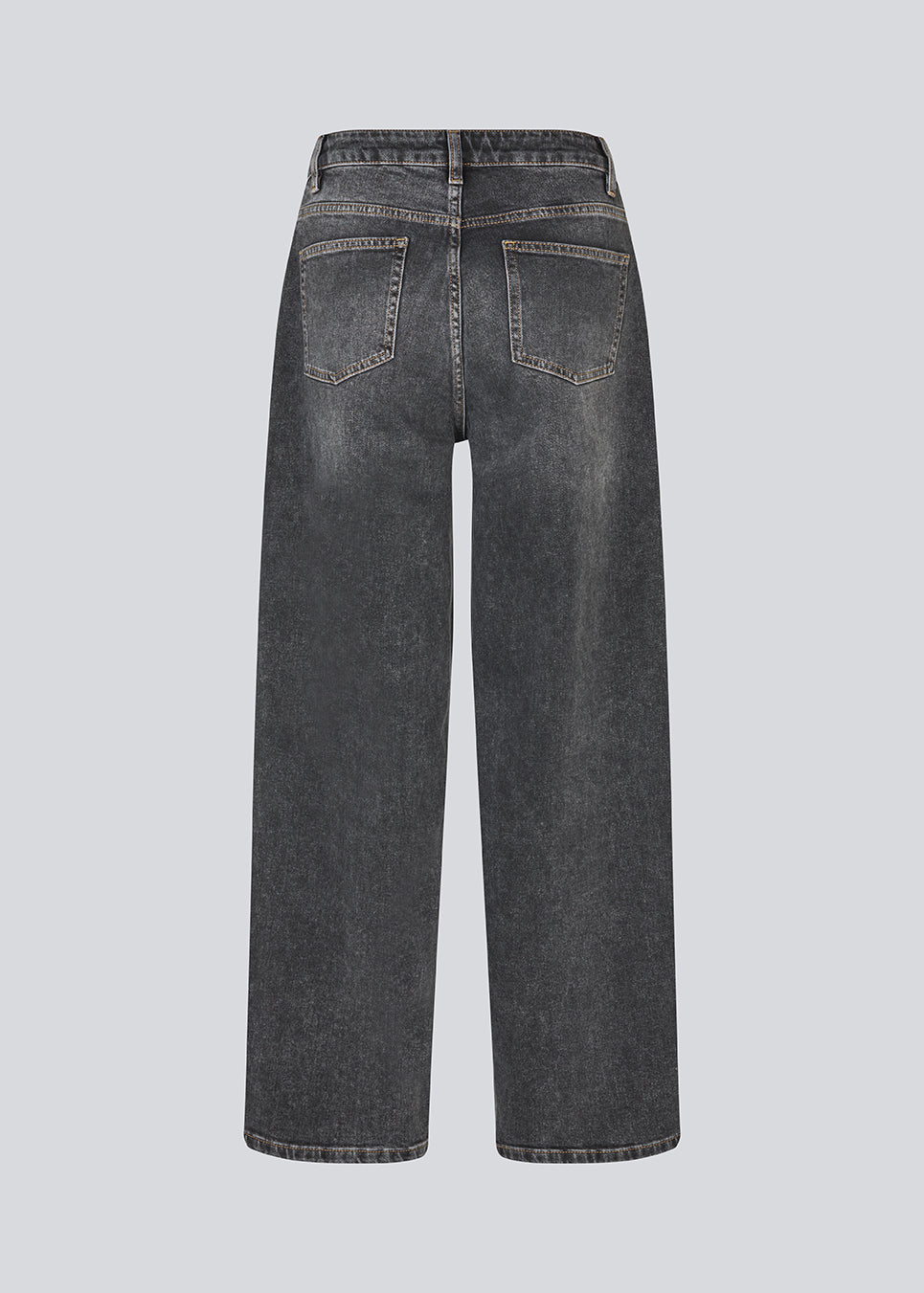 Wide-leg jeans in cotton denim. Poppymd jeans have a washed look, high waist, and front and back pockets. The model is 175 cm and wears a size S/36.