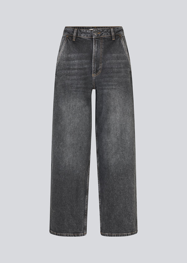 Wide-leg jeans in cotton denim. Poppymd jeans have a washed look, high waist, and front and back pockets. The model is 175 cm and wears a size S/36.