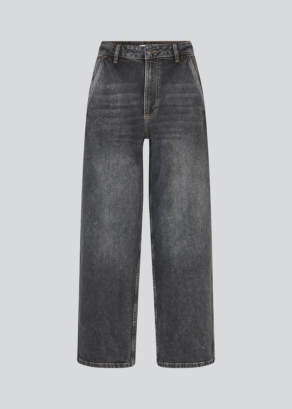 Wide-leg jeans in cotton denim. Poppymd jeans have a washed look, high waist, and front and back pockets. The model is 175 cm and wears a size S/36.