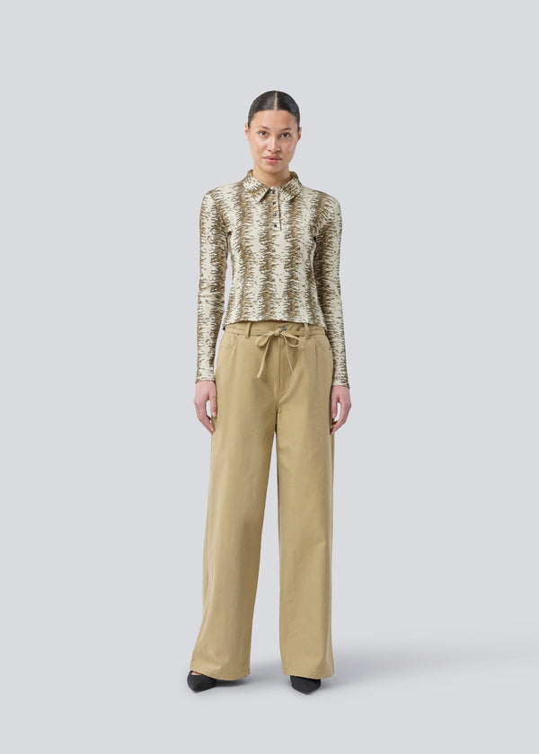 Long-sleeved polo in a ribbed jersey. Porsiamd LS polo is fitted and has a shirt collar and a placket with 4 buttons. The model is 175 cm and wears a size s/36.