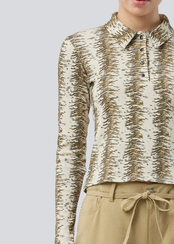 Long-sleeved polo in a ribbed jersey. Porsiamd LS polo is fitted and has a shirt collar and a placket with 4 buttons. The model is 175 cm and wears a size s/36.