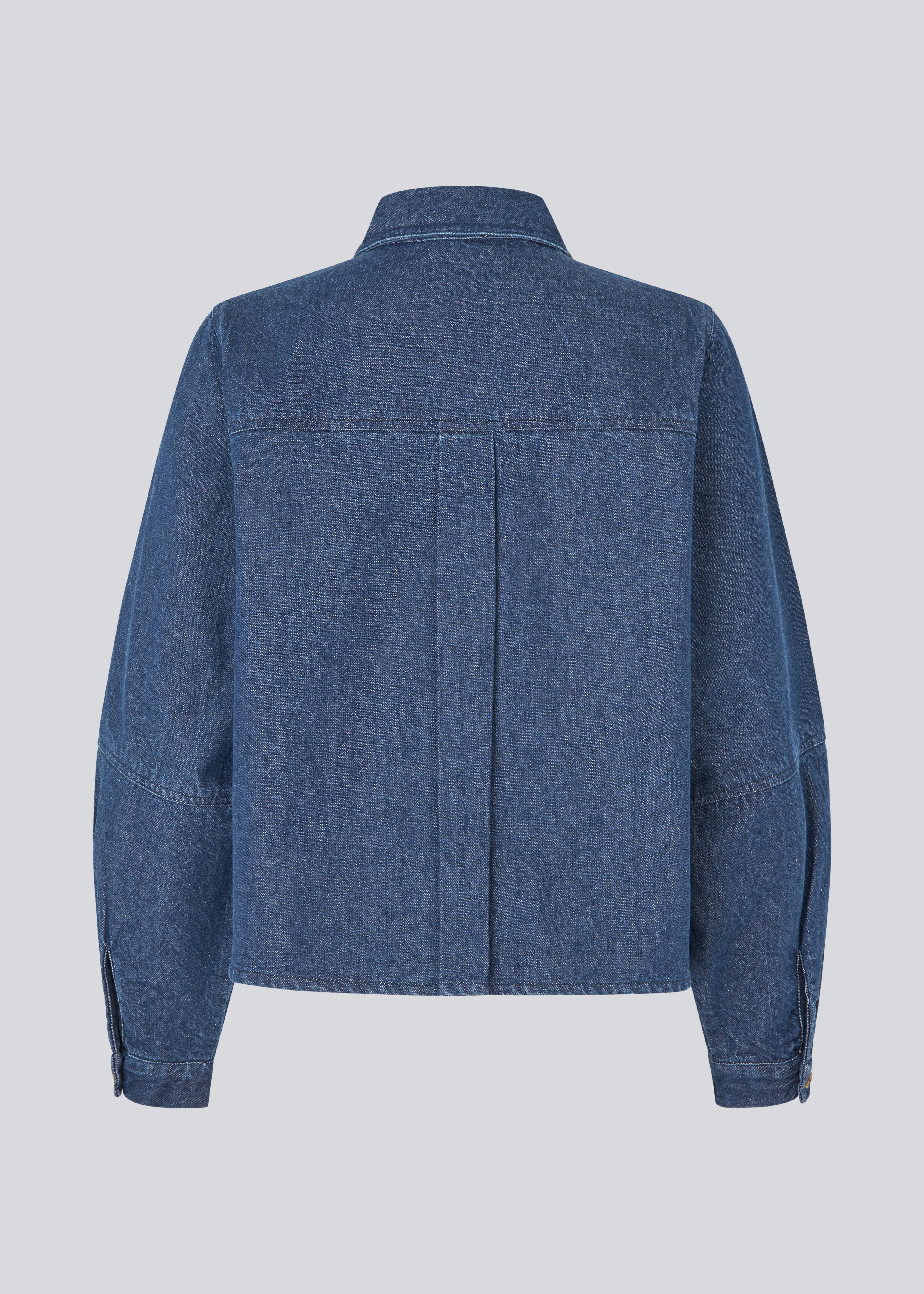 Loose cotton denim shirt. Possymd shirt has a shirt collar, button closure, and a chest pocket.&nbsp;