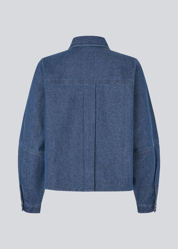 Loose cotton denim shirt. Possymd shirt has a shirt collar, button closure, and a chest pocket.&nbsp;