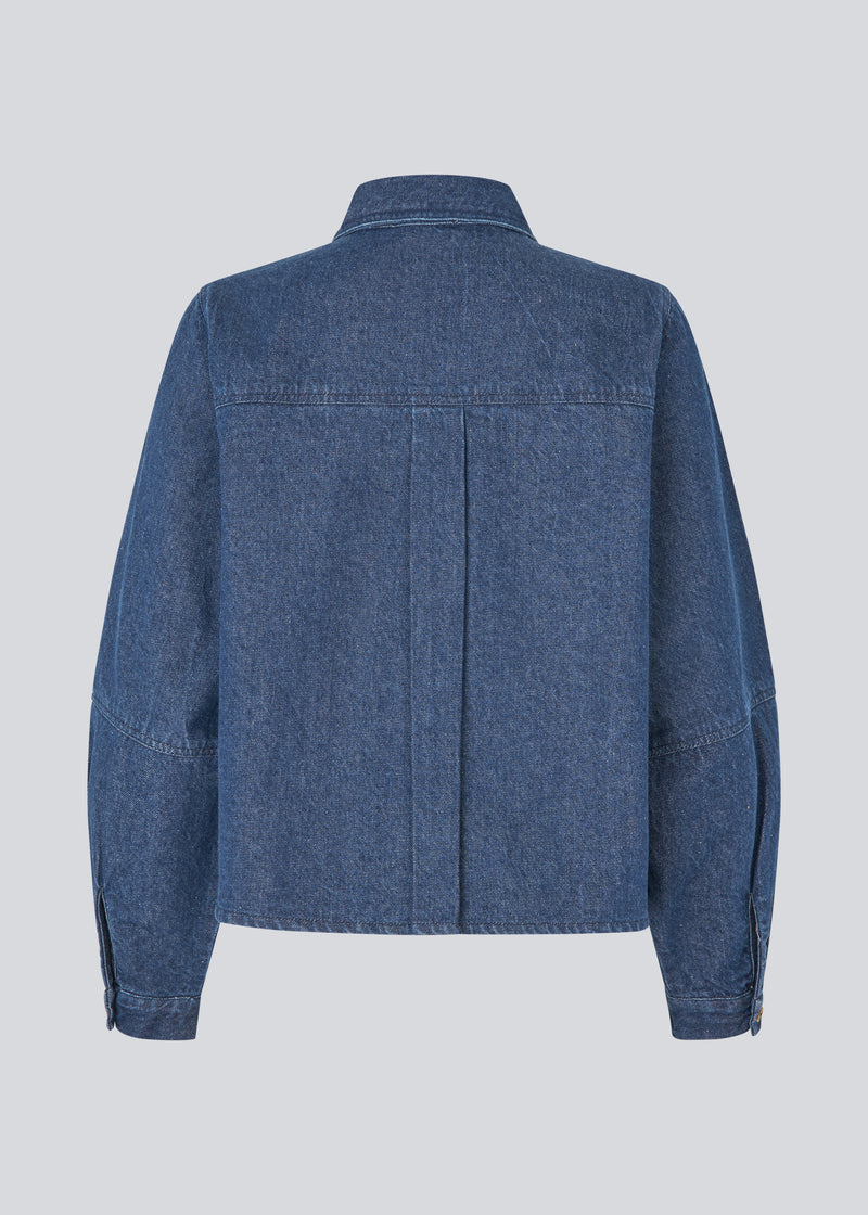 Loose cotton denim shirt. Possymd shirt has a shirt collar, button closure, and a chest pocket.&nbsp;