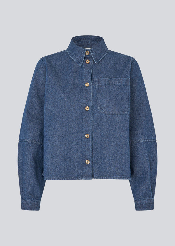 Loose cotton denim shirt. Possymd shirt has a shirt collar, button closure, and a chest pocket.&nbsp;