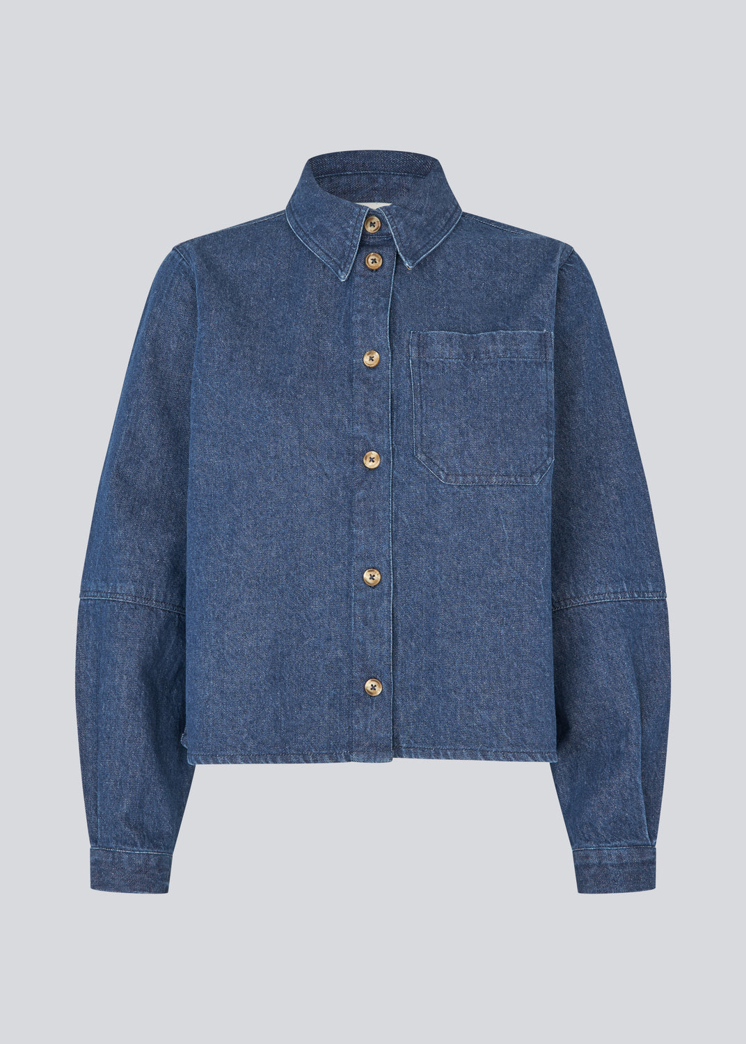 Loose cotton denim shirt. Possymd shirt has a shirt collar, button closure, and a chest pocket.&nbsp;