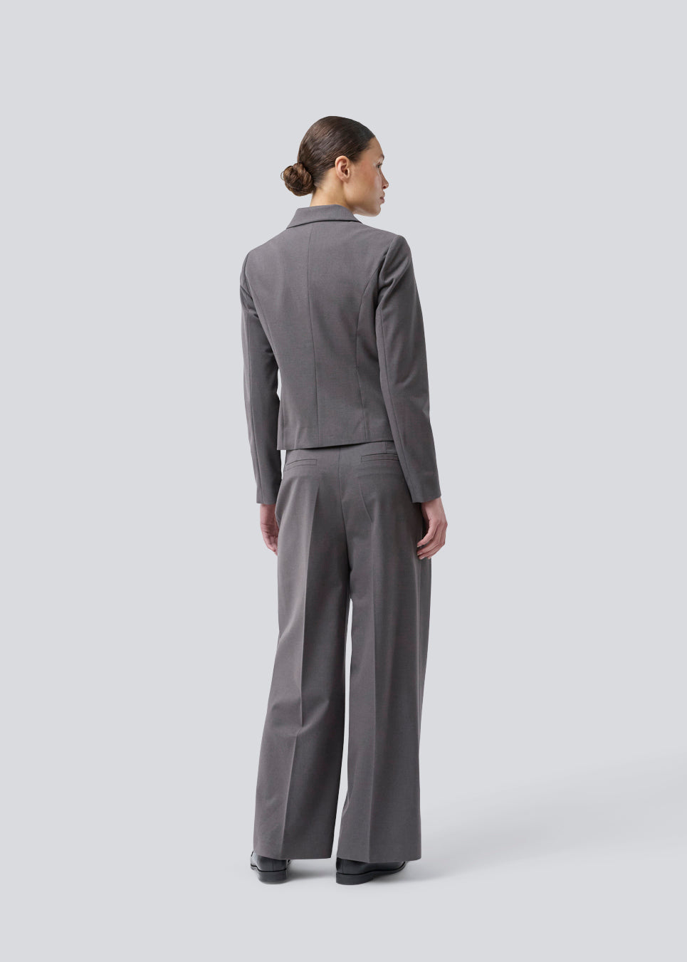 Grey short fitted blazer. Primrosemd blazer has a button closure and two front pockets. The model is 175 cm and wears a size s/36.