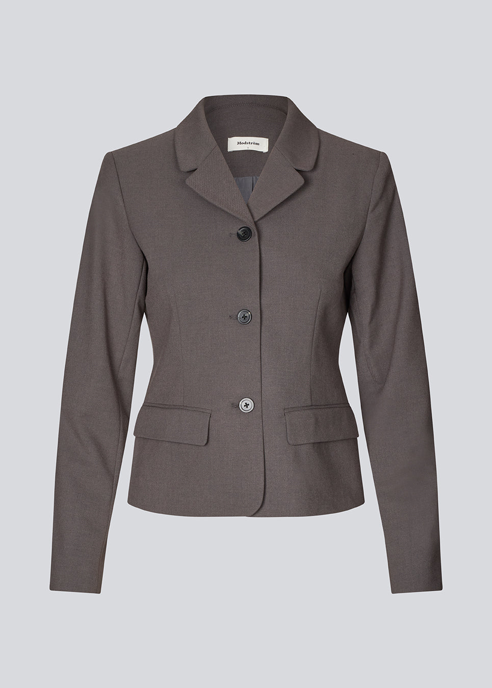 Grey short fitted blazer. Primrosemd blazer has a button closure and two front pockets. The model is 175 cm and wears a size s/36.