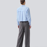 Grey long suit trousers with wide legs. Primrosemd pants have pleats and side pockets. The model is 175 cm and wears a size s/36.