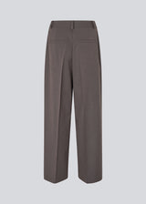 Grey long suit trousers with wide legs. Primrosemd pants have pleats and side pockets. The model is 175 cm and wears a size s/36.
