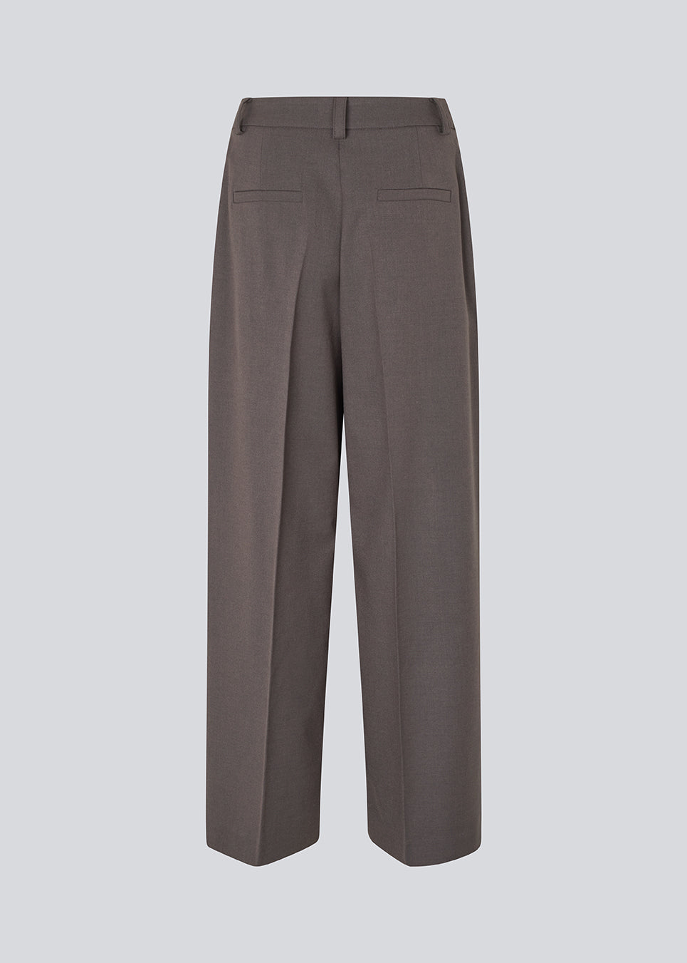 Grey long suit trousers with wide legs. Primrosemd pants have pleats and side pockets. The model is 175 cm and wears a size s/36.
