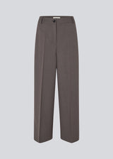 Grey long suit trousers with wide legs. Primrosemd pants have pleats and side pockets. The model is 175 cm and wears a size s/36.