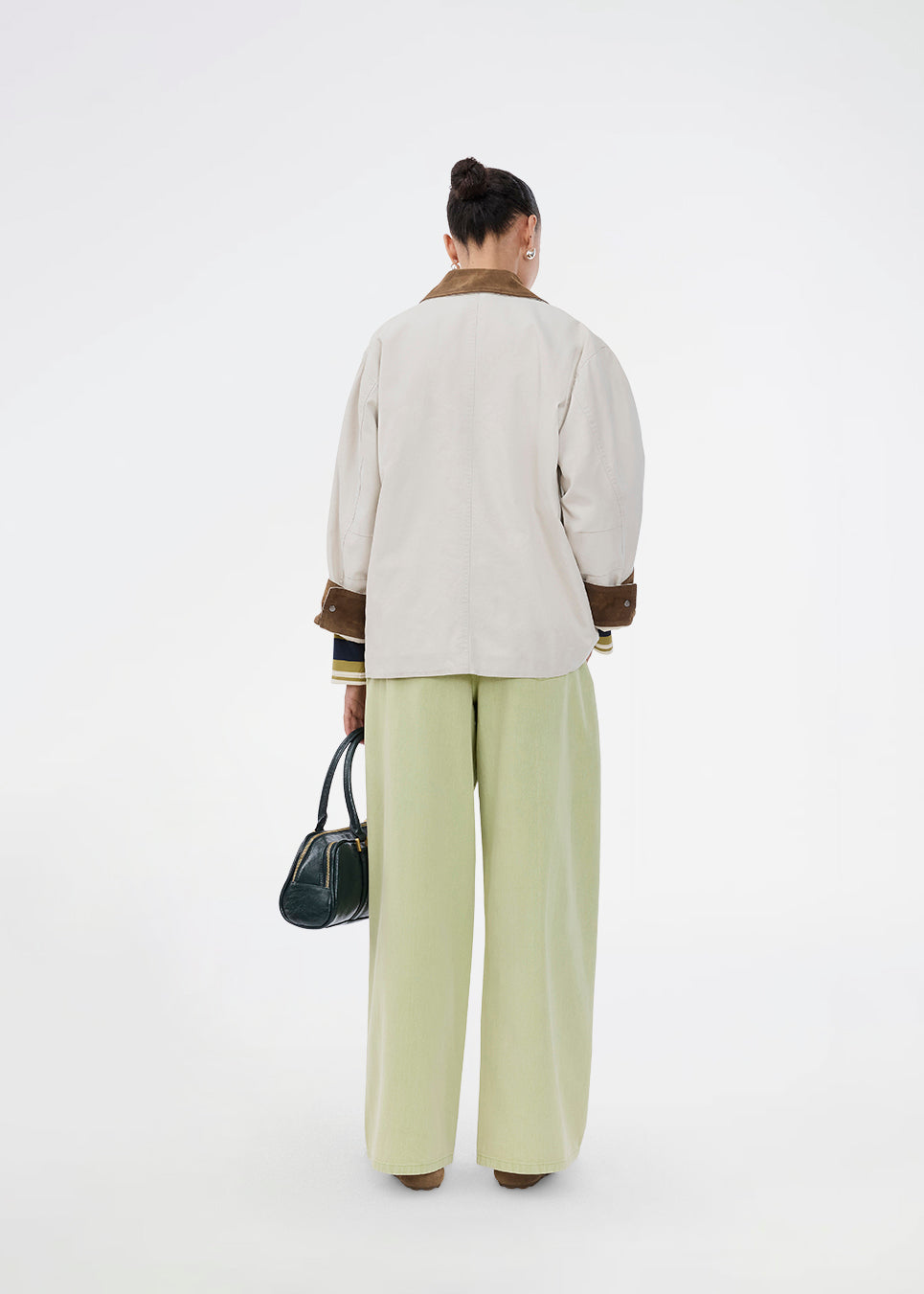 Wide-leg jeans in green cotton denim. Princessmd pants have a high waist with elastic and front and back pockets. The model is 175 cm and wears a size S/36.

