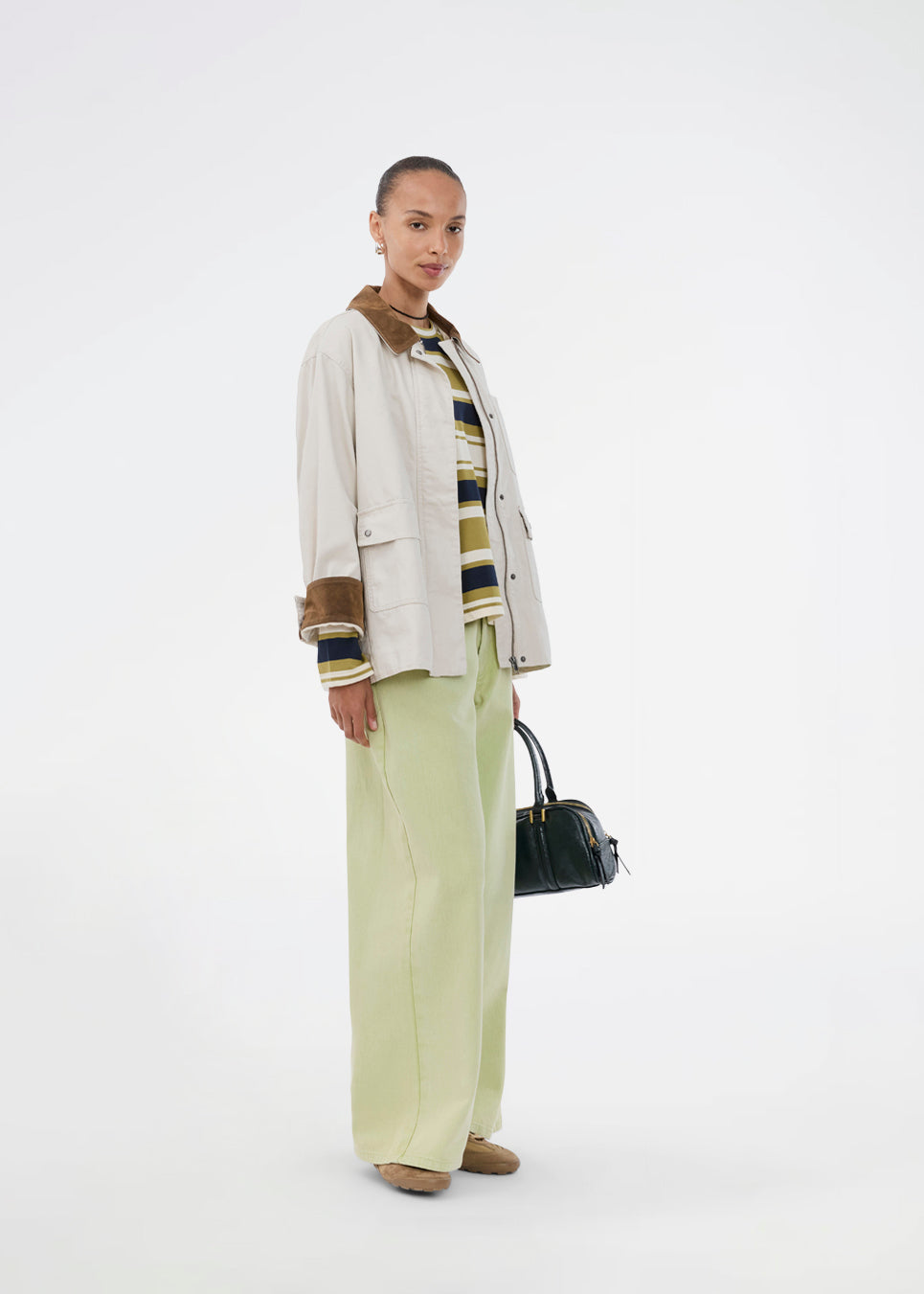 Wide-leg jeans in green cotton denim. Princessmd pants have a high waist with elastic and front and back pockets. The model is 175 cm and wears a size S/36.

