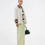 Wide-leg jeans in green cotton denim. Princessmd pants have a high waist with elastic and front and back pockets. The model is 175 cm and wears a size S/36.

