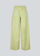 Wide-leg jeans in green cotton denim. Princessmd pants have a high waist with elastic and front and back pockets. The model is 175 cm and wears a size S/36.

