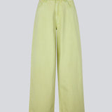 Wide-leg jeans in green cotton denim. Princessmd pants have a high waist with elastic and front and back pockets. The model is 175 cm and wears a size S/36.

