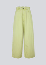 Wide-leg jeans in green cotton denim. Princessmd pants have a high waist with elastic and front and back pockets. The model is 175 cm and wears a size S/36.

