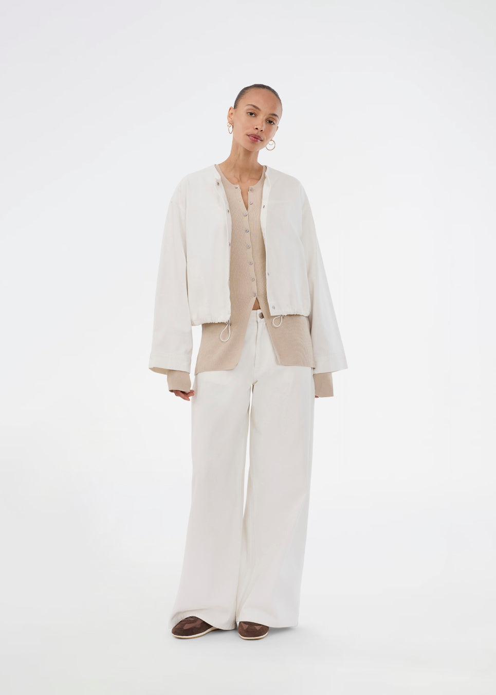 Wide-leg jeans in white cotton denim. Princessmd pants have a high waist with elastic and front and back pockets. The model is 175 cm and wears a size S/36.

Style the pants with matching jacket: princessmd short jacket

Material:
100% Cotton