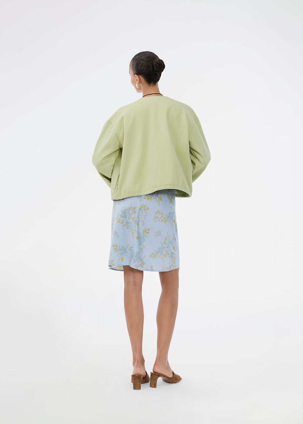 Denim jacket in green with an oversized fit. Princessmd short jacket has long wide sleeves, a round neckline, and adjustable elastic at the bottom. The model is 175 cm and wears a size S/36.

Style the jacket with matching pants in the same color: princessmd pants

Material:
100% Cotton