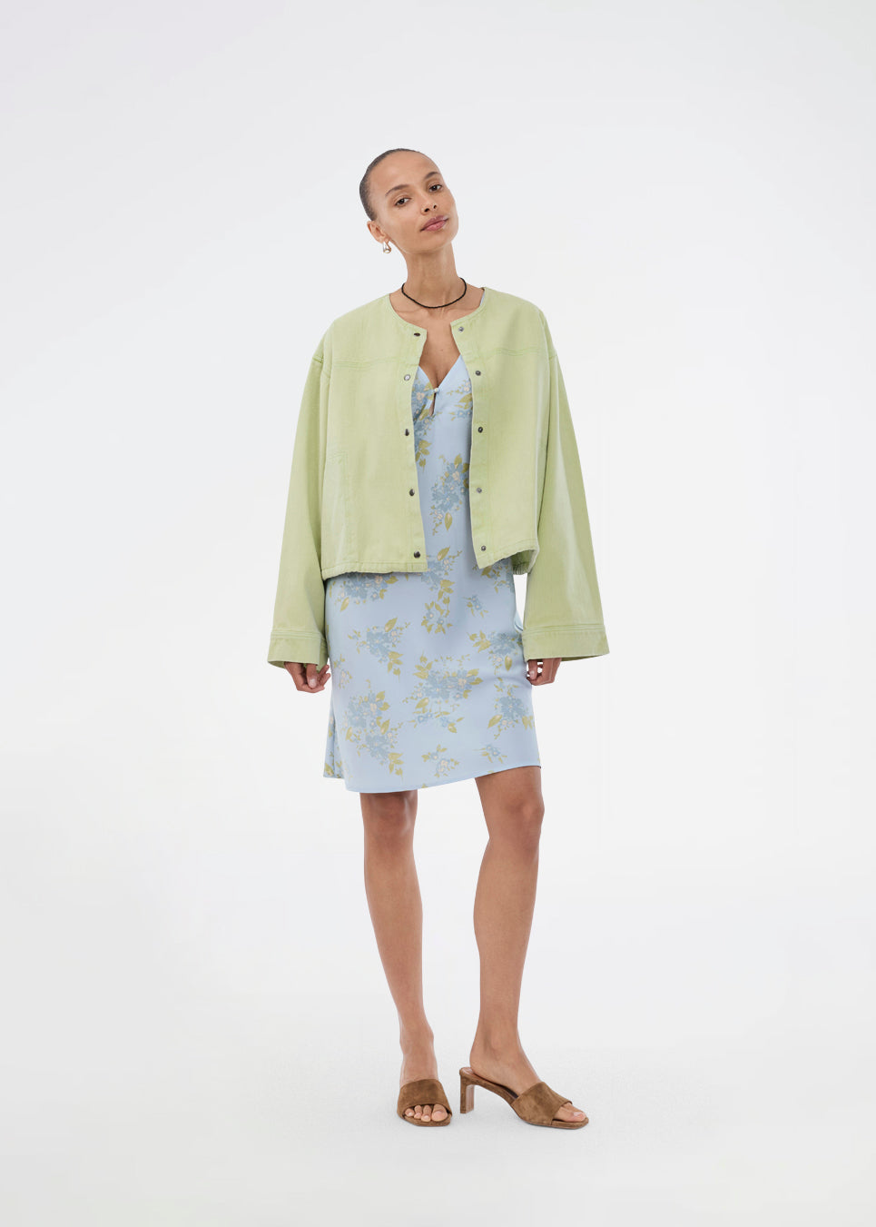 Denim jacket in green with an oversized fit. Princessmd short jacket has long wide sleeves, a round neckline, and adjustable elastic at the bottom. The model is 175 cm and wears a size S/36.

Style the jacket with matching pants in the same color: princessmd pants

Material:
100% Cotton