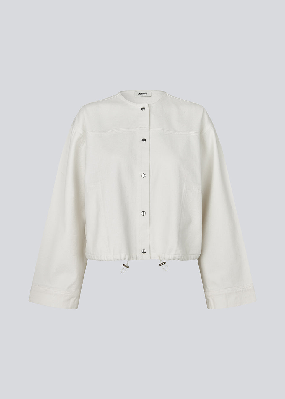 Denim jacket in white with an oversized fit. Princessmd short jacket has long wide sleeves, a round neckline, and adjustable elastic at the bottom. The model is 175 cm and wears a size S/36.


Style the jacket with matching pants in the same color: princessmd pants


Material:
100% Cotton