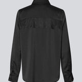 Loose satin shirt with lace detail on the chest. Prudencemd shirt has a shirt collar and long wide sleeves.