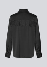 Loose satin shirt with lace detail on the chest. Prudencemd shirt has a shirt collar and long wide sleeves.