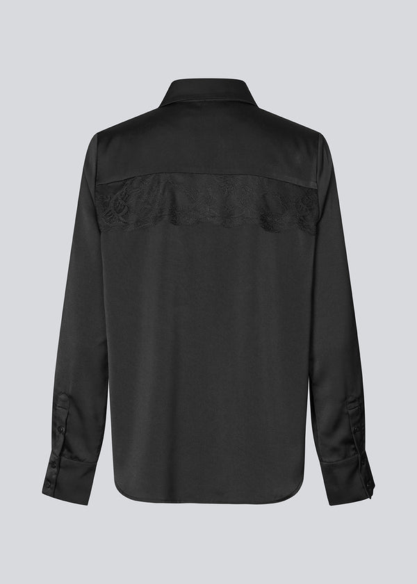 Loose satin shirt with lace detail on the chest. Prudencemd shirt has a shirt collar and long wide sleeves.