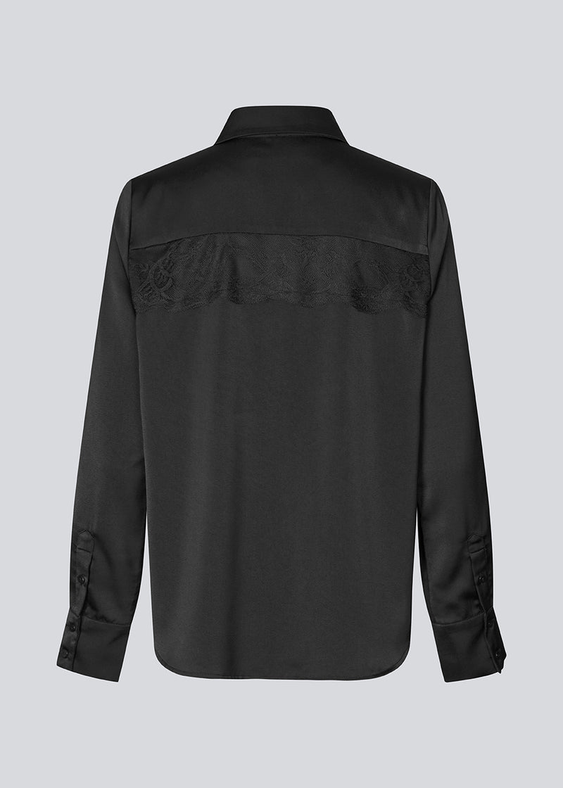 Loose satin shirt with lace detail on the chest. Prudencemd shirt has a shirt collar and long wide sleeves.