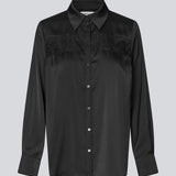 Loose satin shirt with lace detail on the chest. Prudencemd shirt has a shirt collar and long wide sleeves.