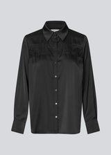 Loose satin shirt with lace detail on the chest. Prudencemd shirt has a shirt collar and long wide sleeves.