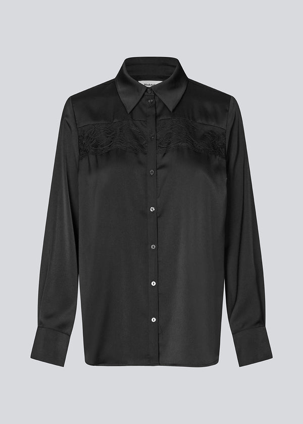 Loose satin shirt with lace detail on the chest. Prudencemd shirt has a shirt collar and long wide sleeves.