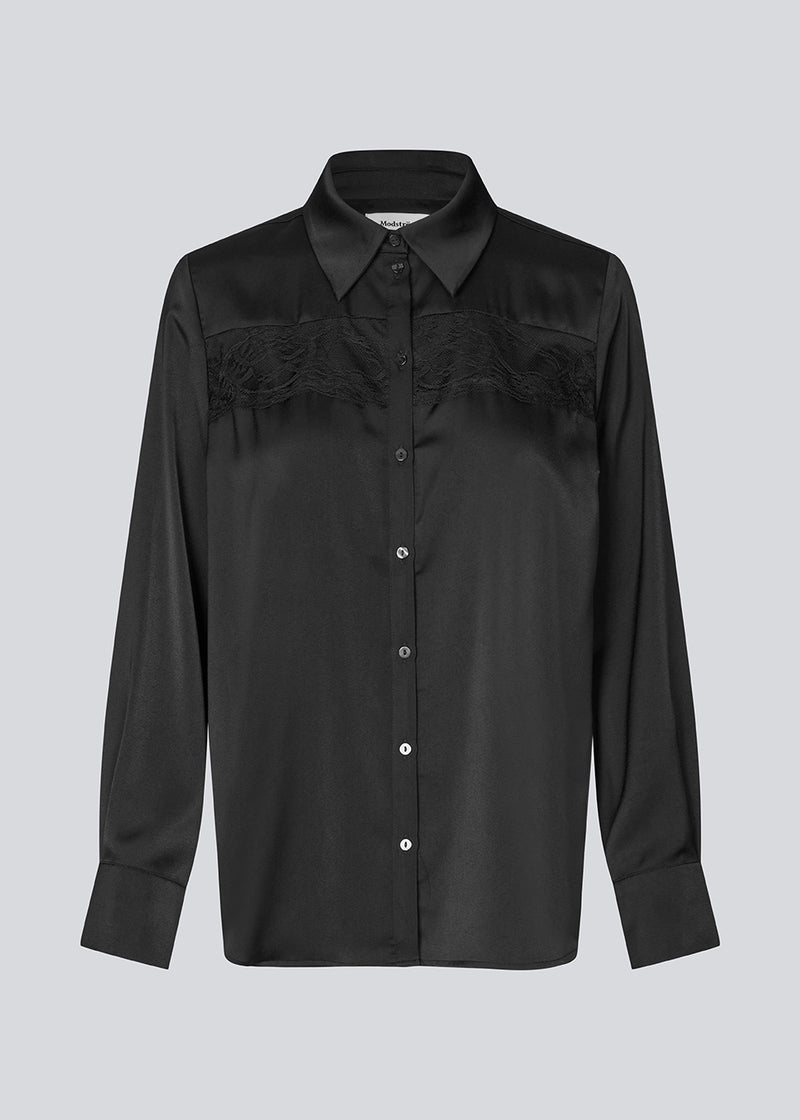Loose satin shirt with lace detail on the chest. Prudencemd shirt has a shirt collar and long wide sleeves.