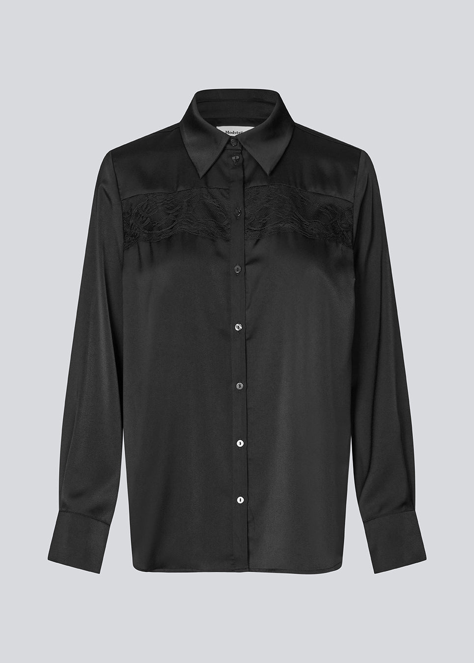 Loose satin shirt with lace detail on the chest. Prudencemd shirt has a shirt collar and long wide sleeves.