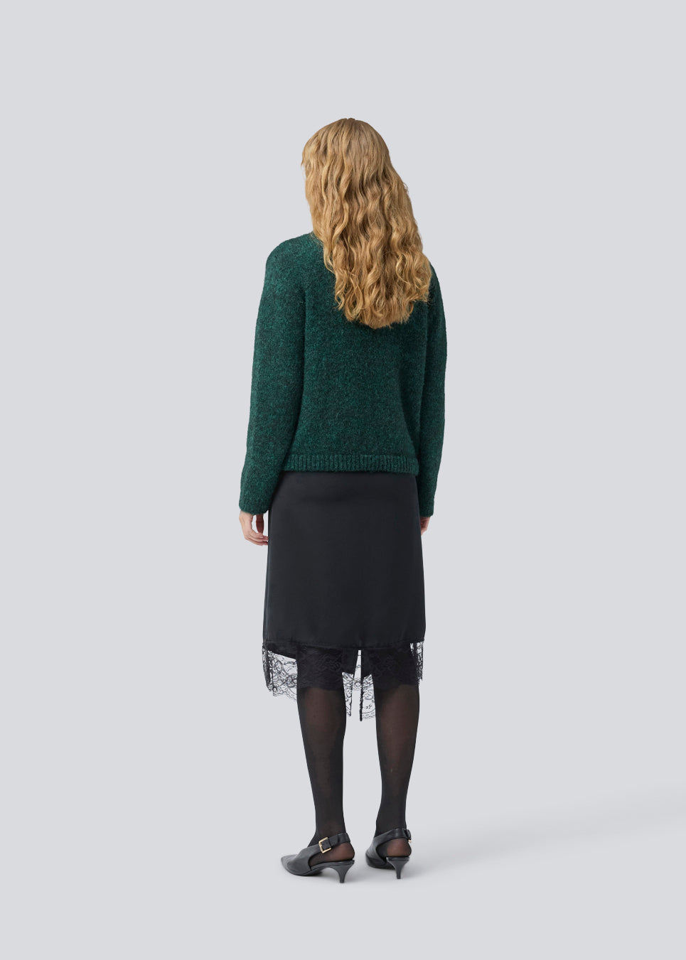 Mid-length satin skirt with lace detail. Prudencemd skirt has a side slit and an elastic waist. The model is 175 cm and wears a size s/36.