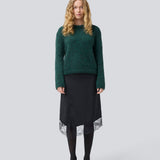 Mid-length satin skirt with lace detail. Prudencemd skirt has a side slit and an elastic waist. The model is 175 cm and wears a size s/36.