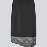 Mid-length satin skirt with lace detail. Prudencemd skirt has a side slit and an elastic waist. The model is 175 cm and wears a size s/36.