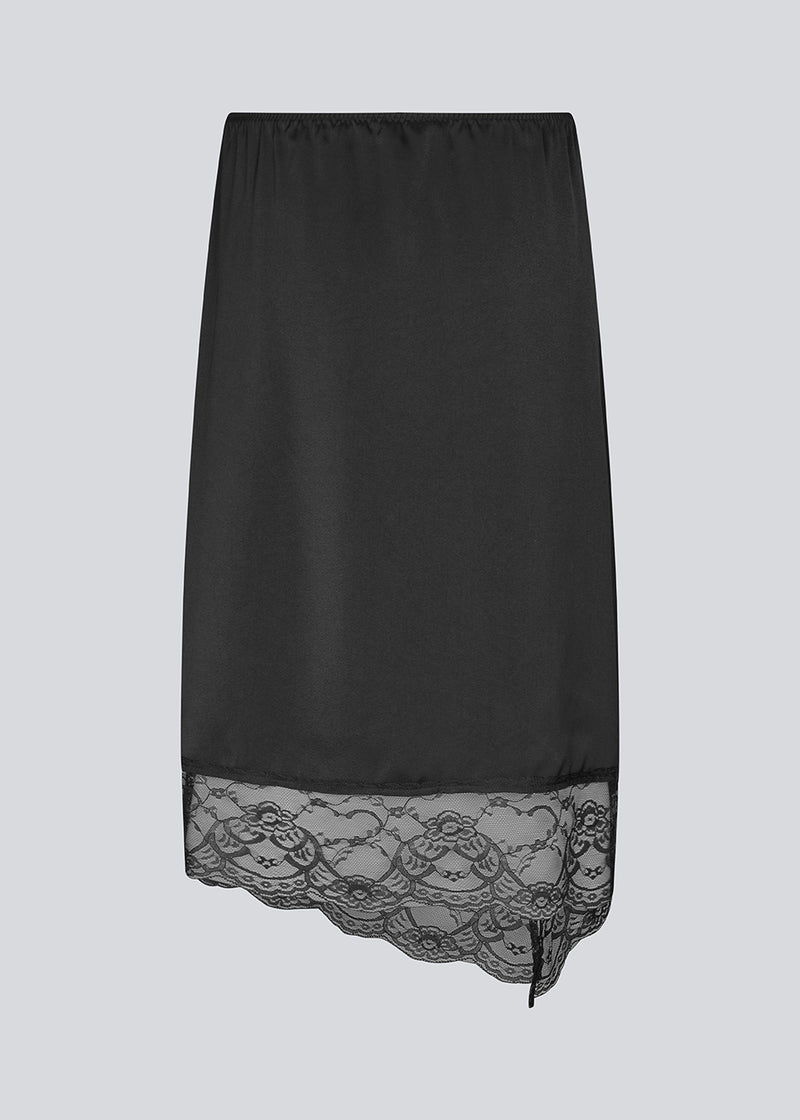 Mid-length satin skirt with lace detail. Prudencemd skirt has a side slit and an elastic waist. The model is 175 cm and wears a size s/36.